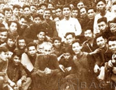 Cán bộ lớp trung cấp Công an rất phấn khởi, vinh dự được Bác Hồ đến thăm và chụp ảnh kỷ niệm (1950). (Ảnh TL)