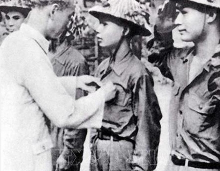 Chủ tịch Hồ Chí Minh thưởng huy hiệu cho các chiến sĩ lập nhiều chiến công trong chiến dịch Điện Biên Phủ. Ảnh: Tư liệu