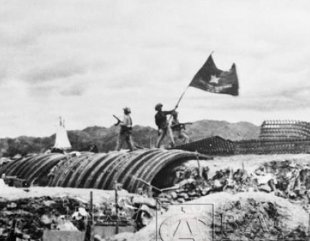 Chiều 7/5/1954, lá cờ "Quyết chiến - Quyết thắng" của Quân đội nhân dân Việt Nam tung bay trên nóc hầm tướng De Castries. Chiến dịch lịch sử Điện Biên Phủ đã toàn thắng. Ảnh: Tư liệu TTXVN
