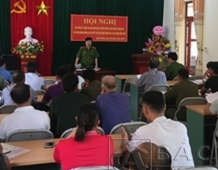 Đ/c Trưởng Công an huyện tiếp thu, giải đáp các ý kiến tại Hội nghị