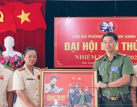 Thượng tá Vũ Văn Quân - PGĐ Công an tỉnh dự chỉ đạo Đại hội và chúc mừng Ban chi ủy chi bộ phòng An ninh kinh tế nhiệm kỳ 2020 - 2025