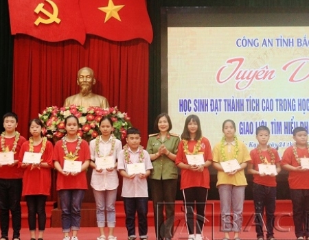 Trao thưởng cho các em đạt giải  học sinh giỏi cấp tỉnh