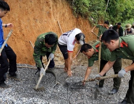 ĐVTN các cơ sở Đoàn tham gia xây dựng đường giao thông nông thôn thôn Nà Muồng
