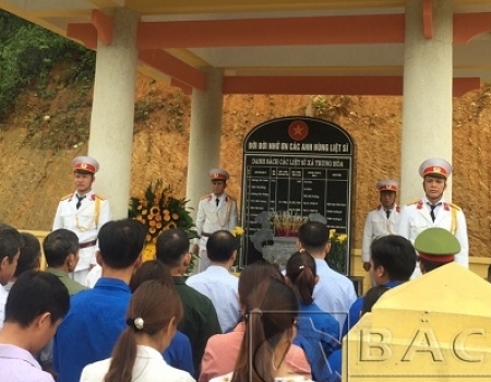 Nhân dân, cán bộ xã Trung Hòa dâng hương, tưởng niệm các anh hùng liệt sỹ.