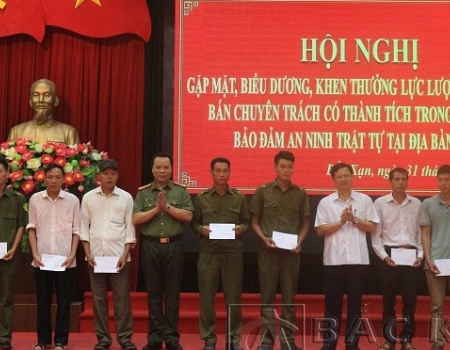 Đ/c Phạm Duy Hưng PCT UBND tỉnh và Đại tá Hà Văn Tuyên - GĐ Công an tỉnh tặng quà cho các đồng chí công an xã bán chuyên trách có hoàn cảnh khó khăn