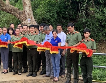 Cây cầu hoàn thành trong niềm vui của bà con nhân dân thôn Nà Thỏa