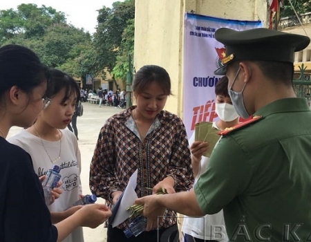 Phát khẩu trang và nước uống cho các thí sinh dự thi tốt nghiệp THPT