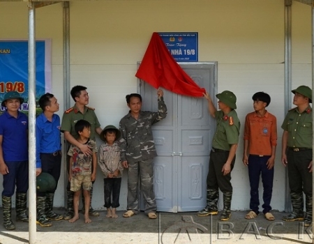 Khánh thành “Nhà 19/8” cho gia đình em Vừ A Tín, học sinh lớp 9 trường PTDTBT THCS Xuân Lạc huyện Chợ Đồn