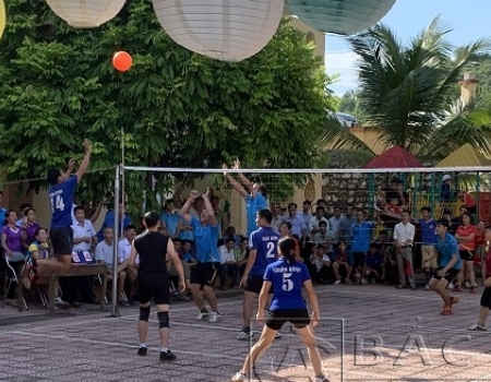 Giao lưu bóng chuyền hơi trong Ngày hội Toàn dân Bảo vệ ANTQ năm 2020 tại xã Quân Hà, huyện Bạch Thông.