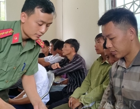 Đại úy Phan Văn Hướng tuyên truyền các quy định về xuất nhập cảnh, xuất khẩu lao động đến với người dân.