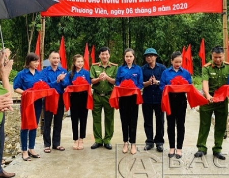 Các đại biểu cắt băng khánh thành cây cầu