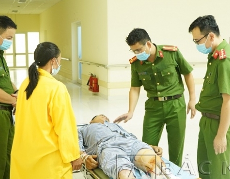 Thăm hỏi, động viên anh Lý Phụ Vận yên tâm điều trị