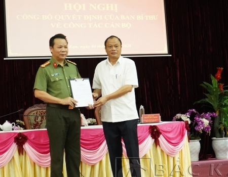 Đ/c Nguyễn Văn Du - UVBCHTW Đảng, Bí thư Tỉnh ủy, Chủ tịch HĐND tỉnh Bắc Kạn trao Quyết định của Ban Bí thư về chỉ định đồng chí Hà Văn Tuyên tham gia BCH Đảng bộ, Ban Thường vụ Tỉnh ủy Bắc Kạn nhiệm kỳ 2015 - 2020
