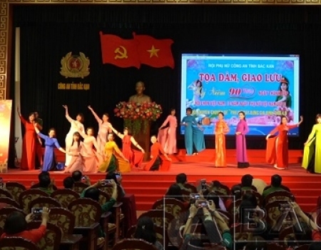 Buổi tọa đàm diễn ra sôi nổi với những tiết mục văn nghệ đặc sắc và phần trình diễn áo dài ấn tượng của các chị em Hội viên Hội Phụ nữ Công an tỉnh