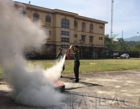 Thực hành sử dụng bình bột chữa cháy