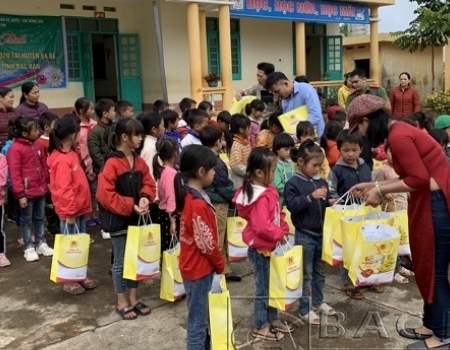 Đoàn công tác tặng quà các em học sinh điểm trường Đồn Đèn
