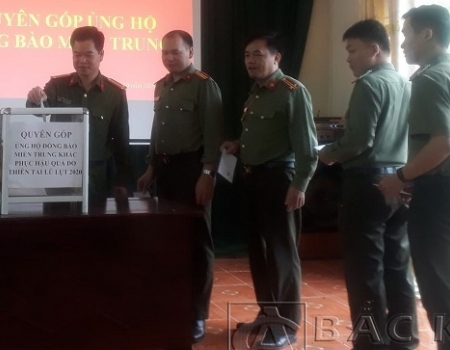 CBCS Công an huyện Bạch Thông quyên góp, ủng hộ đồng bào miền Trùng