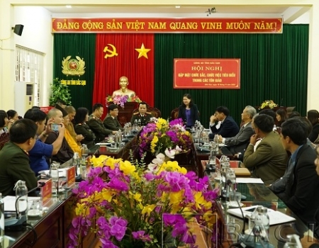 Đ/c Phương Thị Thanh - Phó Bí thư Tỉnh ủy phát biểu ghi nhận, đánh giá cao những đóng góp của các chức sắc, chức việc trong các tôn giáo trên địa bàn tỉnh