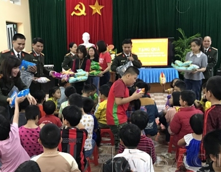 Tặng quà cho các em tại Trung tâm