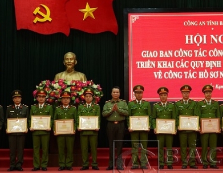 Đại tá Hà Văn Tuyên - GĐ Công an tỉnh trao Bằng khen của Bộ Công an và UBND tỉnh cho các tập thể, cá nhân