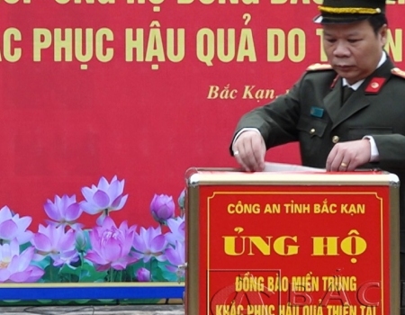 Đại tá Hà Văn Tuyên - GĐ Công an tỉnh ủng hộ đồng bào miền Trung khắc phục hậu quả thiên tai