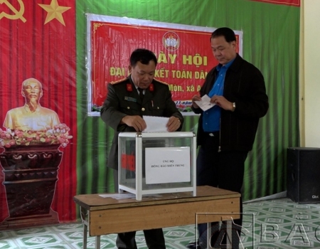 Các đại biểu quyên góp ủng hộ đồng bào miền Trung khắc phục hậu quả mua lũ