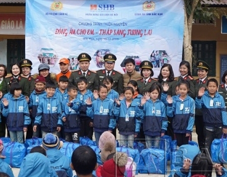 Tặng quà cho học sinh Trường Tiểu học Thượng Quan