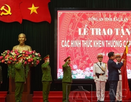 Đồng chí Hoàng Duy Chinh, Bí Thư Tỉnh ủy Bắc Kạn gắn lên cờ truyền thống và trao Huân chương Chiến công hạng Ba cho Công an huyện Bạch Thông