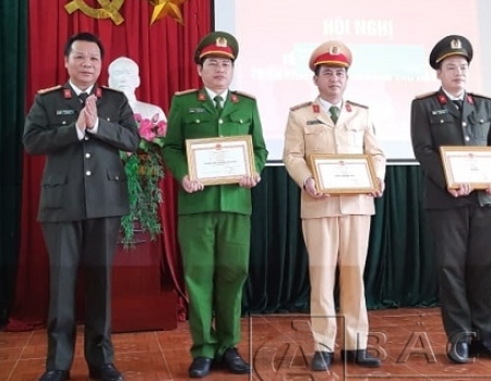 Đại tá Hà Văn Tuyên - GĐ Công an tỉnh trao danh hiệu Đơn vị Quyết thắng năm 2020 cho các Đội nghiệp vụ thuộc Công an huyện Bạch Thông