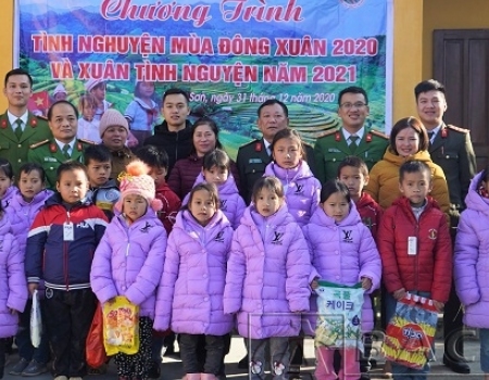 Đại tá Đinh Quang Huy cùng đoàn công tác tặng quà tại điểm trường Nặm Làng