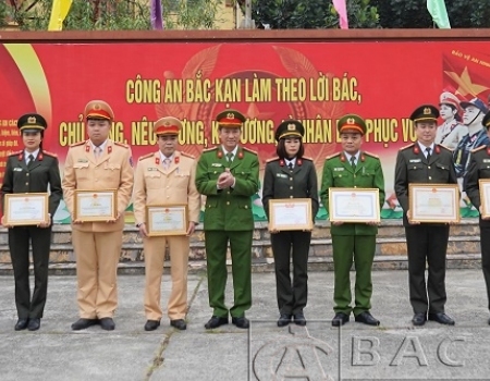 Đại tá Hà Trọng Trung - PGĐ Công an tỉnh trao Bằng khen, Giấy khen cho các tập thể, cá nhân