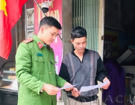 Cán bộ CAH phát tờ rơi, tuyên truyền về công tác an toàn PCCC