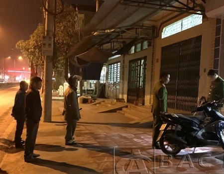 Công an phường Huyền Tụng, TP Bắc Kạn phối hợp với lực lượng bảo vệ dân phố tuần tra, nhắc nhở người dân nâng cao ý thức bảo vệ tài sản