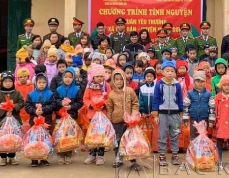 Đoàn thiện nguyện tặng quà cho các em học sinh điểm trường Bản Pồm