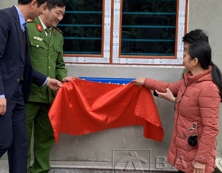Đại tá Hà Trọng Trung, Phó Giám đốc Công an tỉnh cắt băng khánh thành và trao nhà cho đồng chí Dương Minh Hiếu, Công an huyện Pác Nặm