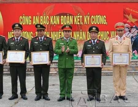 Đại tá Nguyễn Thanh Tuân - PGĐ Công an tỉnh trao Bằng khen của Bộ Công an và UBND tỉnh cho cho đại diện các tập thể, cá nhân