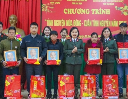 Đoàn Thanh niên Công an tỉnh trao tặng cờ Tổ quốc cho các hộ dân các xã giáp biên giới