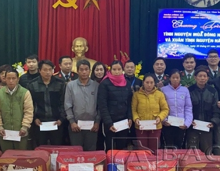 Trao quà cho gia đình chính sách, người có uy tín và gia đình có hoàn cảnh đặc biệt khó khăn trên địa xã Cổ Linh, huyện Pác Nặm
