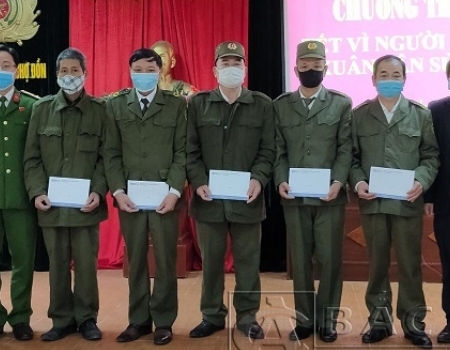 Lãnh đạo Công an huyện Chợ Đồn và phòng giao dịch BIDV huyện Chợ Đồn trao quà cho lực lượng Công an viên có hoàn cảnh khó khăn