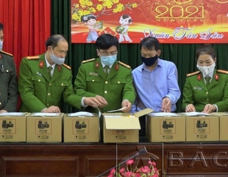 Đại tá Nguyễn Thanh Tuân – Phó Giám đốc Công an tỉnh cùng lãnh đạo các đơn vị chức năng nhận bàn giao từ Cục nghiệp vụ   Bộ Công an