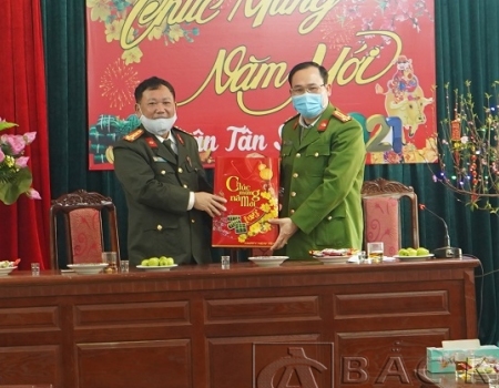 Đại tá Đinh Quang Huy, Phó Giám đốc Công an tỉnh chúc Tết Công an thành phố Bắc Kạn