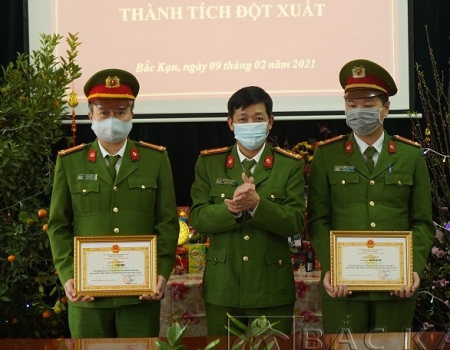 Đại tá Hà Trọng Trung, Phó Giám đốc Công an tỉnh trao giấy khen cho 2 cá nhân
