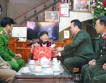 Đại tá Hà Văn Tuyên, Giám đốc Công an tỉnh thăm hỏi, tặng quà Bà mẹ Việt Nam anh hùng Nguyễn Thị Bé