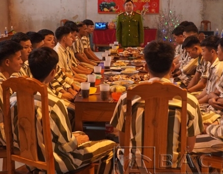 Thiếu tá Ma Hoàng Liêm, Phó Giám thị Trại Tạm giam Công an tỉnh chúc tết phạm nhân