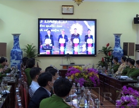 Thủ tướng Nguyễn Xuân Phúc và các đại biểu thực hiện nghi thức kích hoạt khai trương hệ thống