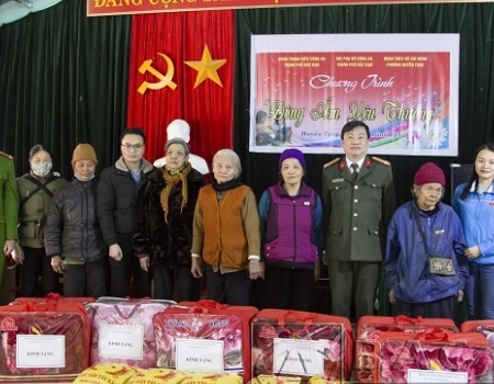Thượng tá Luân Lưu Tuyến  Phó Trưởng Công an thành phố Bắc Kạn cùng đoàn thiện nguyện tặng quà cho bà con