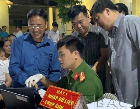 Bí thư Thành ủy thành phố Bắc Kạn và đoàn công tác kiểm tra tiến độ thực hiện tại điểm lưu động  phường Nguyễn Thị Minh Khai