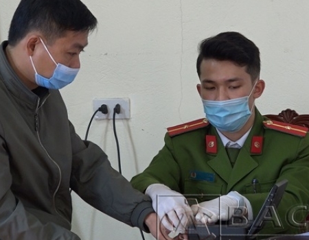 Cán bộ Công an huyện Pác Nặm tiến hành thu nhận dấu vân tay cho người dân