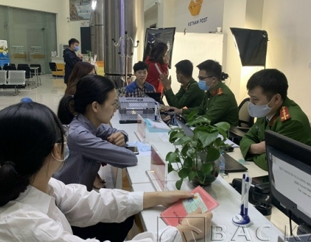 Công dân đến làm CCCD tại Trung tâm hành chính công tỉnh Bắc Kạn tối 11 3