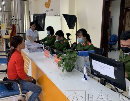 Công dân đến làm CCCD tại Trung tâm phục vụ hành chính công tỉnh Bắc Kạn
